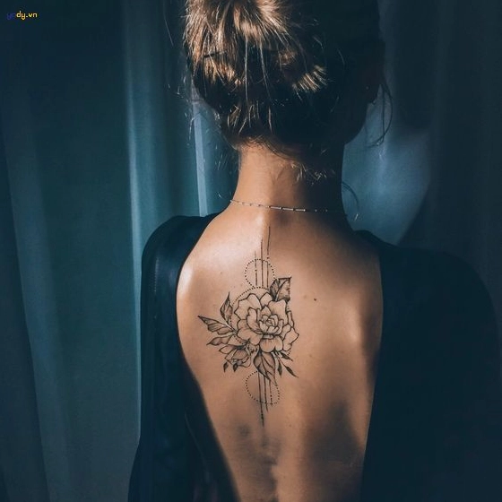 Hình xăm lưng nữ hoa văn tinh tế