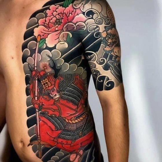 Hình xăm Nhật Cổ với cá chép Koi bơi trên nền sóng nước