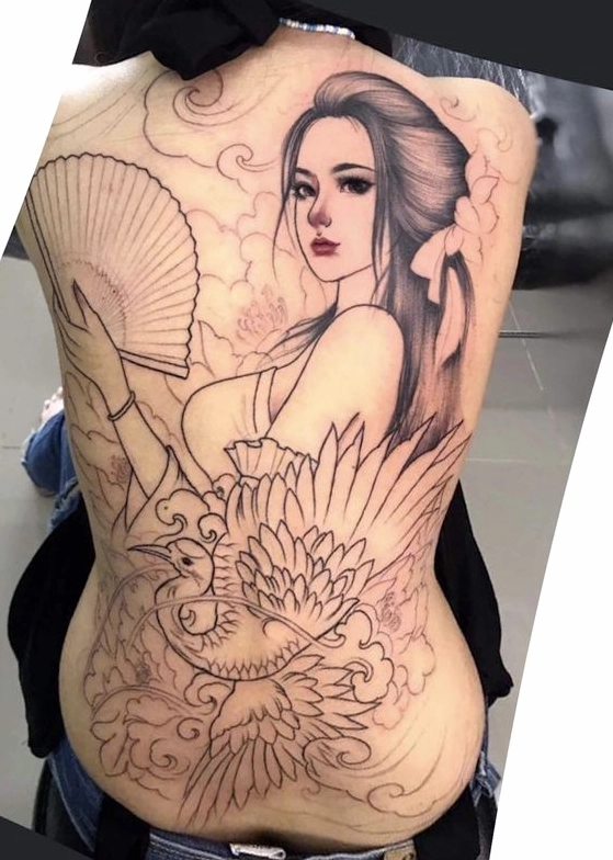 Mẫu hình xăm full lưng nữ với khung viền độc đáo