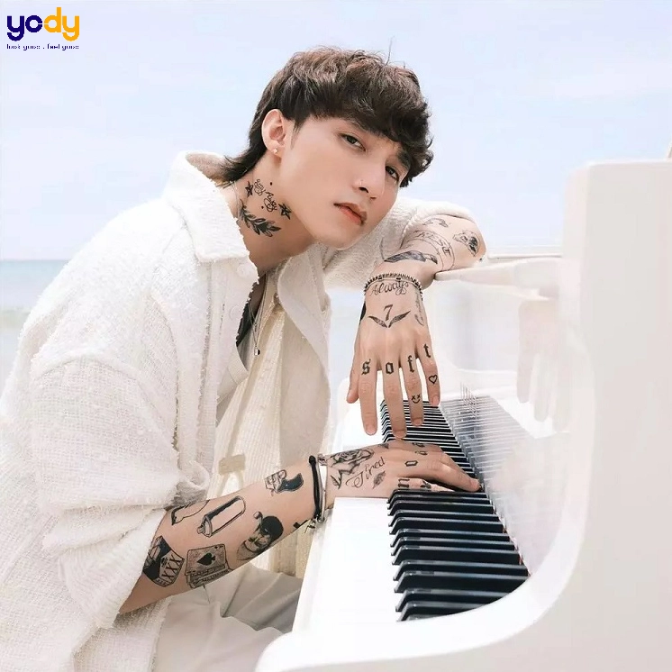 Sơn Tùng M-TP khoe hình xăm ấn tượng trên tay