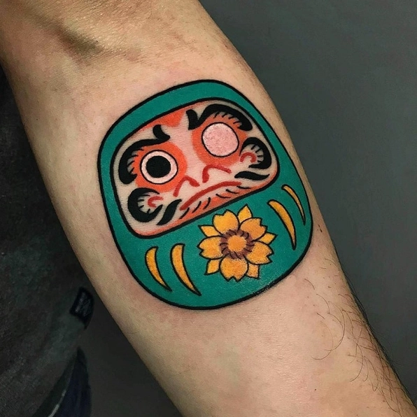 Vị trí xăm Daruma trên cánh tay, kết hợp với các yếu tố Nhật Bản khác