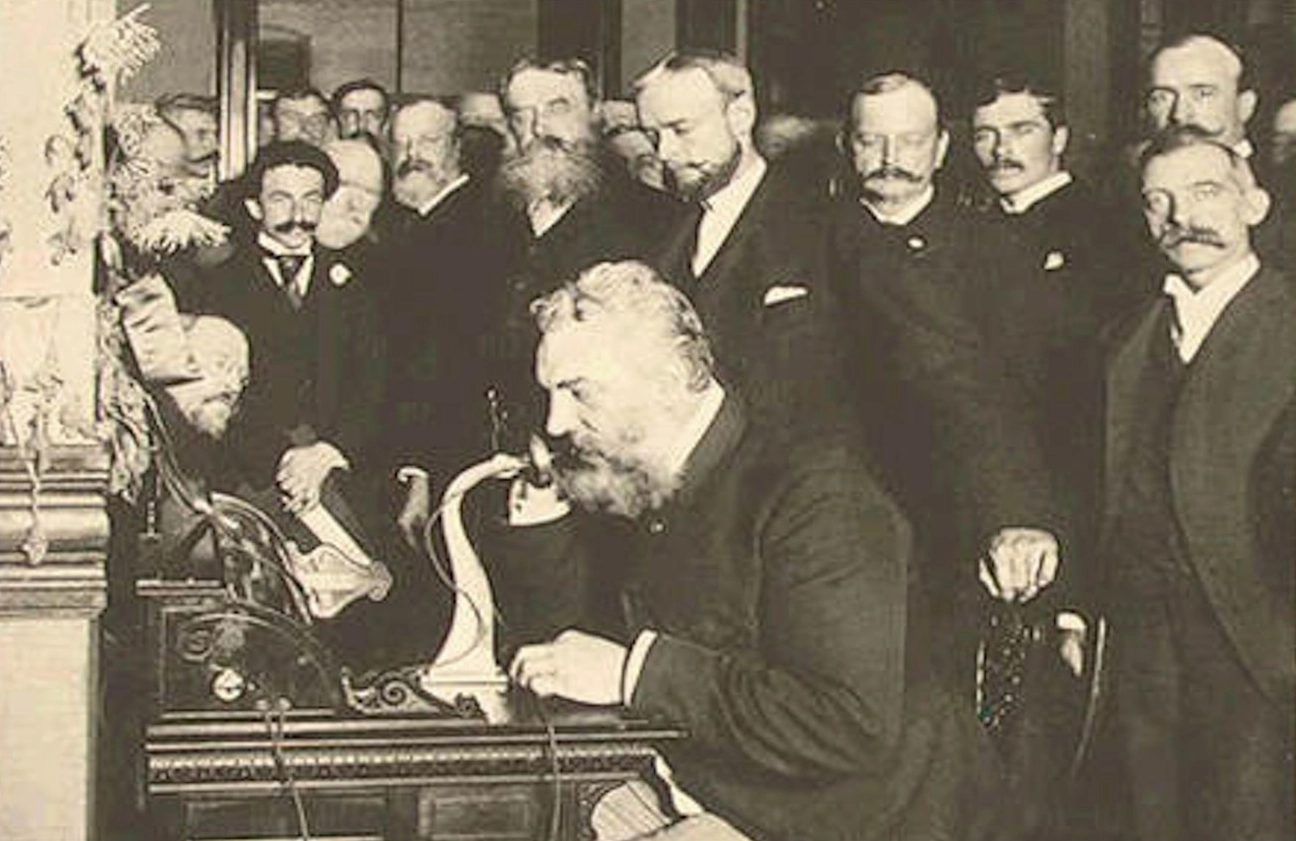 Alexander Graham Bell bên cạnh một trong những nguyên mẫu điện thoại của mình