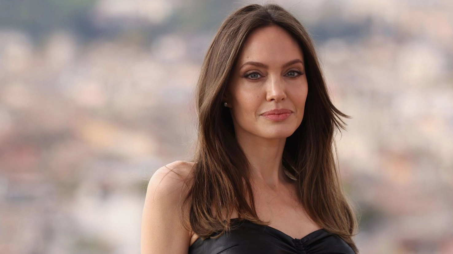 Angelina Jolie trong vai Lara Croft