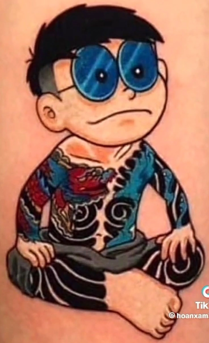 Ảnh Nobita với nhiều hình xăm trên ngực và vai