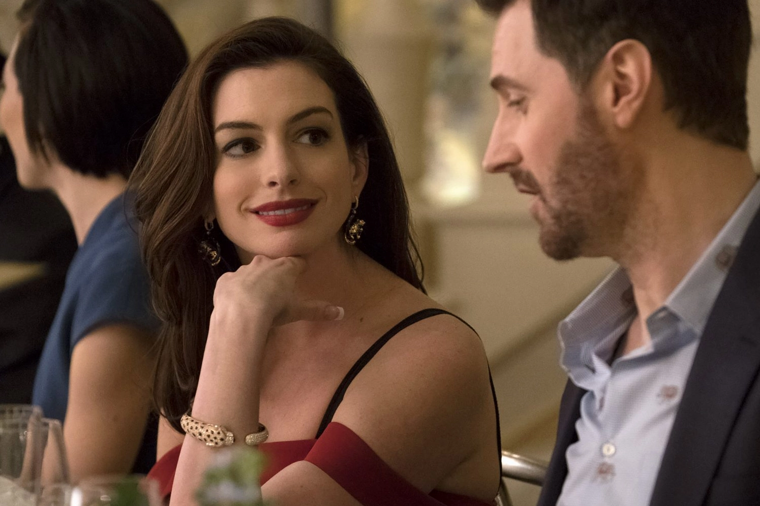 Anne Hathaway trên thảm đỏ
