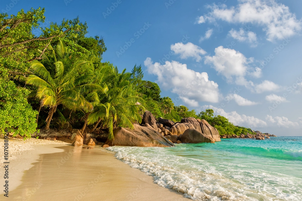 Bãi biển Anse Lazio với cát trắng và nước xanh ngọc bích