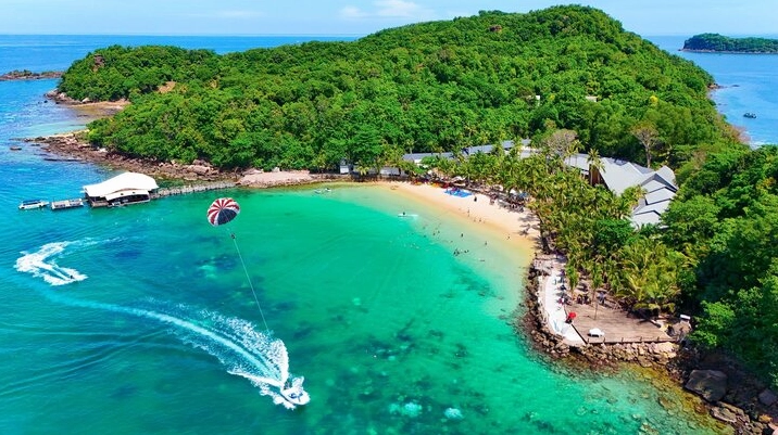 Bãi biển hoang sơ trên đảo Phú Quý