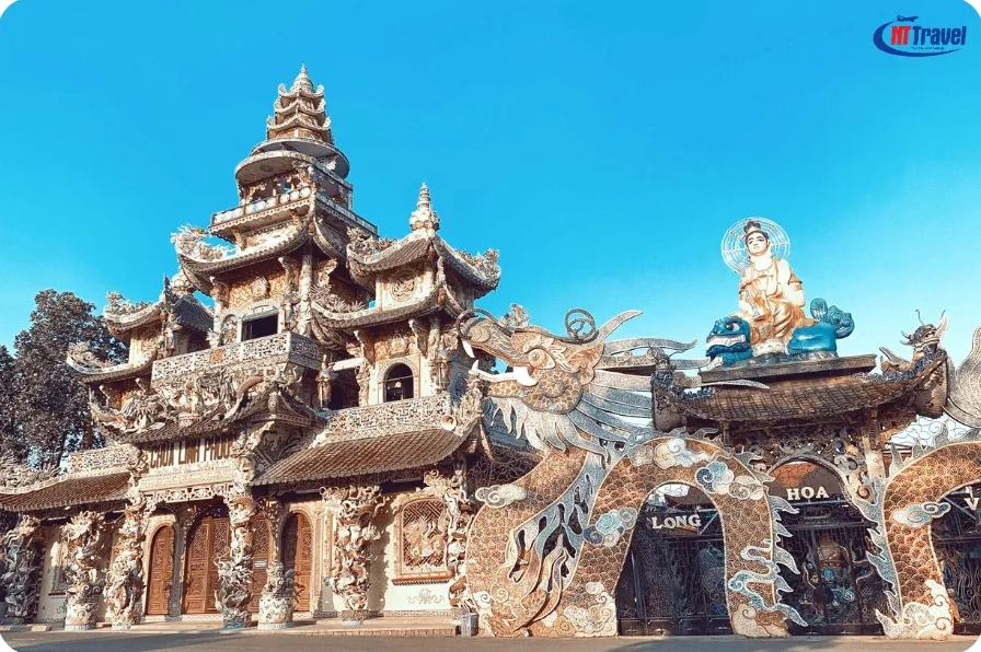 Bên trong Chánh điện Chùa Linh Phước