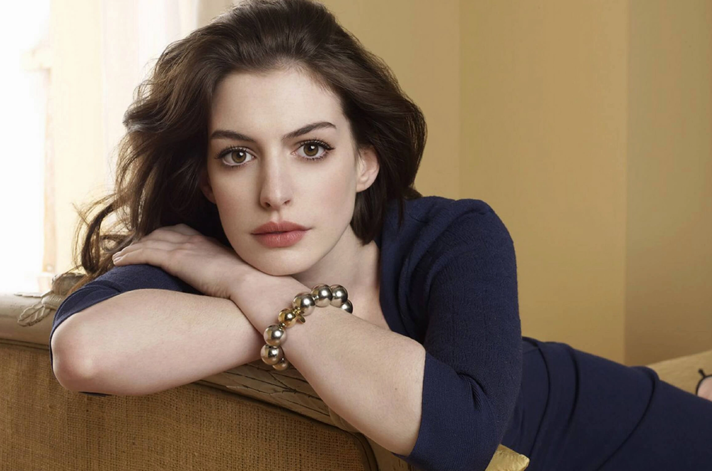 cac-tap-phim-co-su-tham-gia-cua-anne-hathaway-kham-pha-su-ng_492
