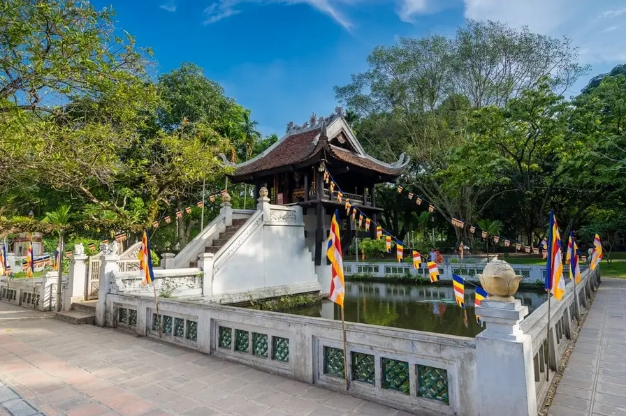Cận cảnh một cột đá đỡ chùa