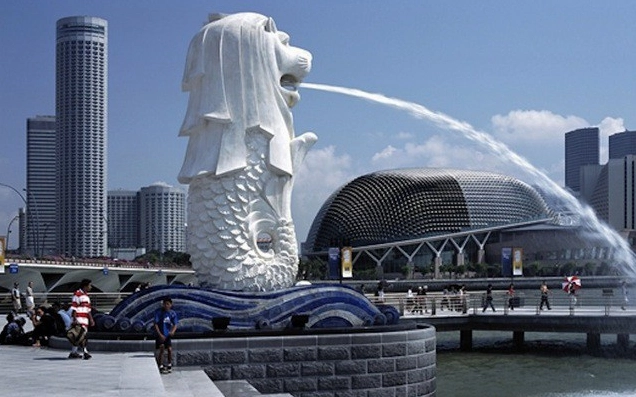 Cận cảnh tượng Merlion phun nước ở Singapore