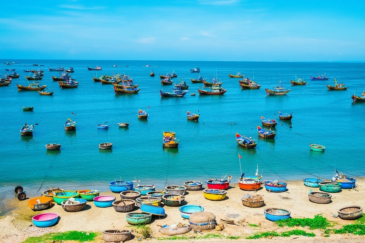 Top Bãi Biển Đẹp Nhất Việt Nam 2026: Khám Phá Thiên Đường Biển Đảo Cảnh quan biển Kỳ Co, Quy Nhơn với bãi cát và núi đá