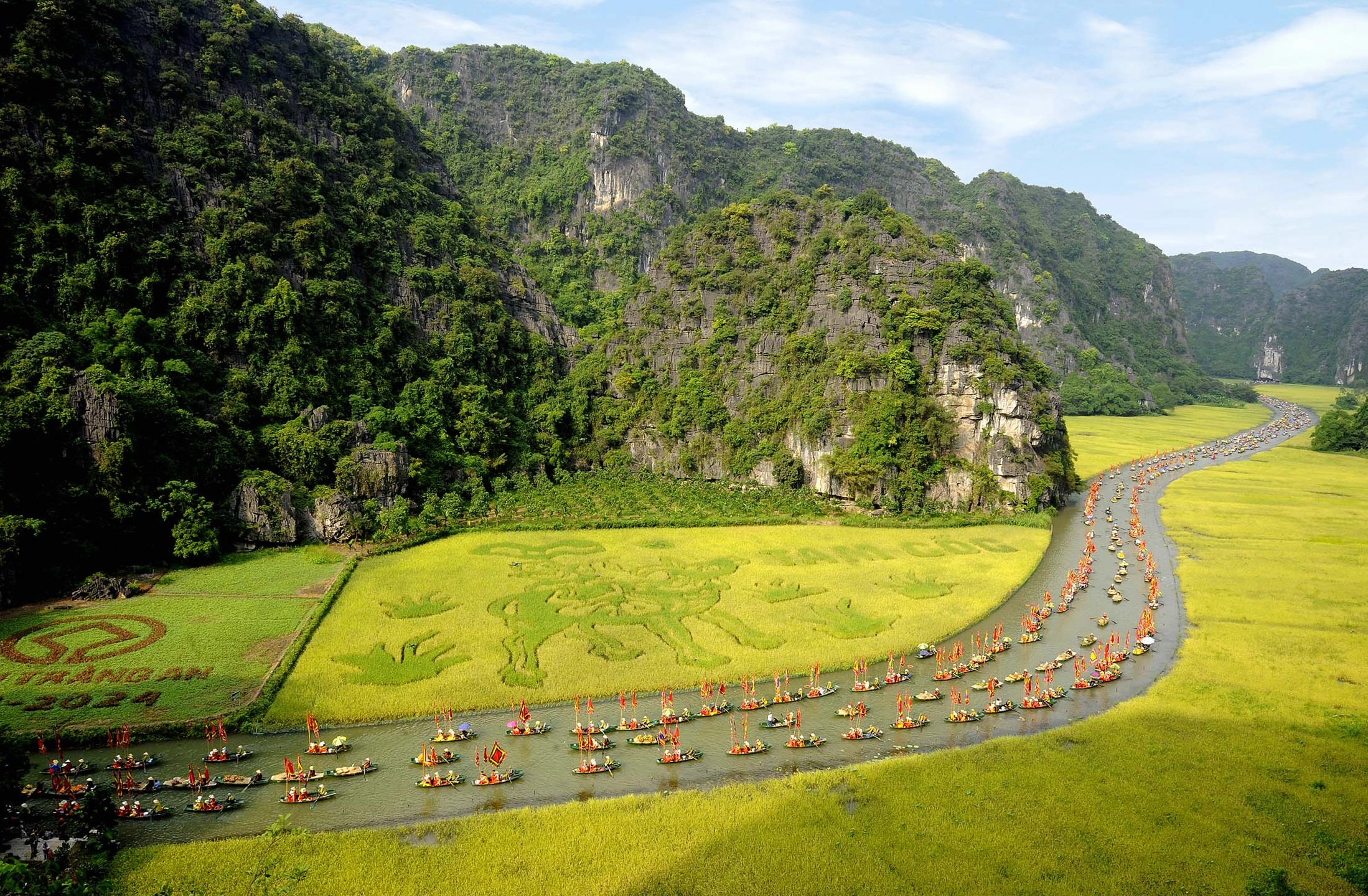 Cảnh quan Tam Cốc Ninh Bình nhìn từ trên cao vào mùa lúa chín