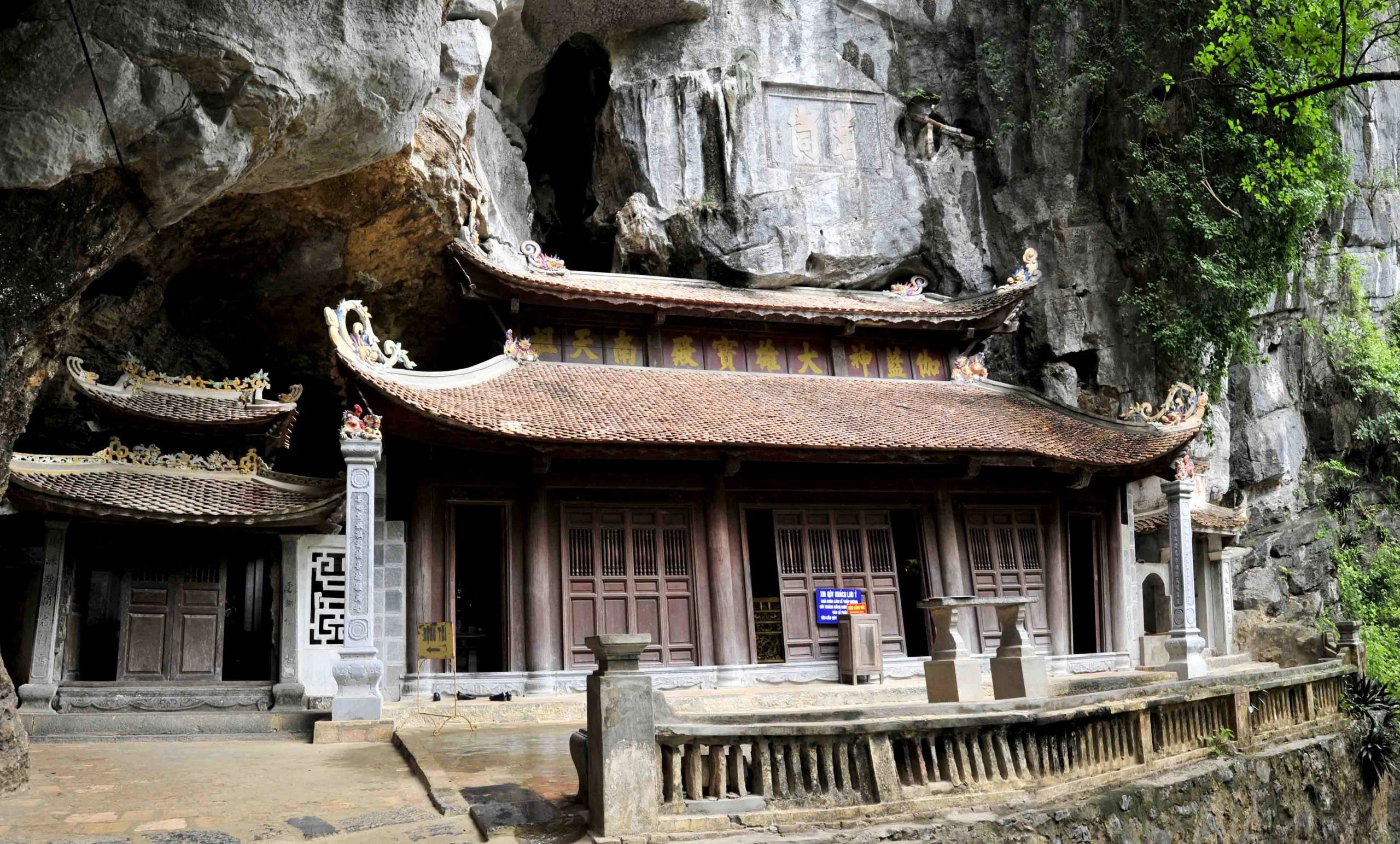 Cảnh quan thiên nhiên xung quanh Chùa Bích Động