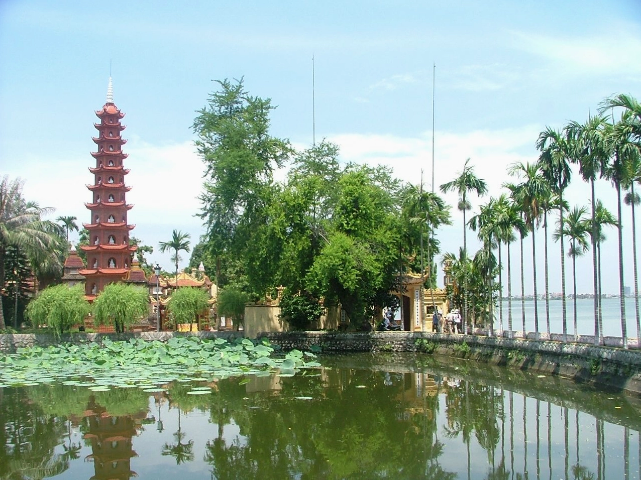 Cảnh quan thơ mộng quanh Chùa Trấn Quốc