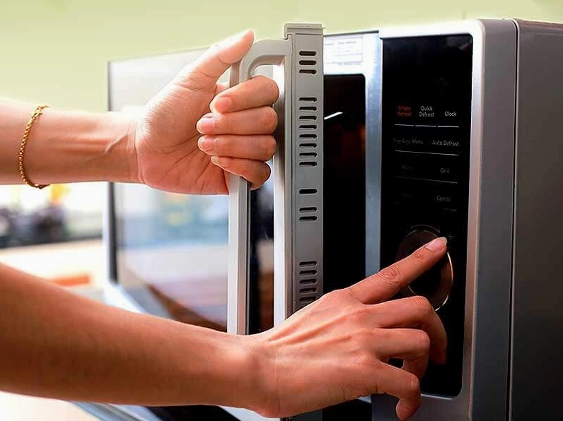 Cấu tạo bên trong lò vi sóng
