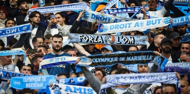 Cầu thủ Olympique de Marseille ăn mừng bàn thắng
