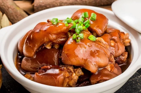 Chân giò hầm thuốc bắc hấp dẫn
