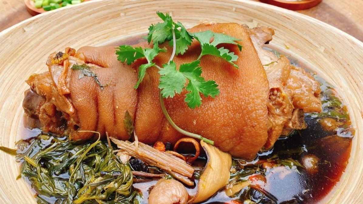 Chân giò hầm với các loại rau củ