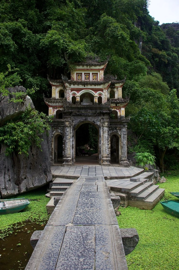 chua-bich-ong-ninh-binh-kham-pha-ve-ep-tam-linh-va-kien-truc_524