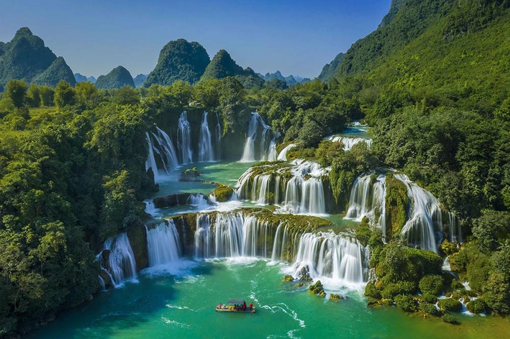 Cửa động Phong Nha - Kẻ Bàng với cảnh quan thiên nhiên xanh mát