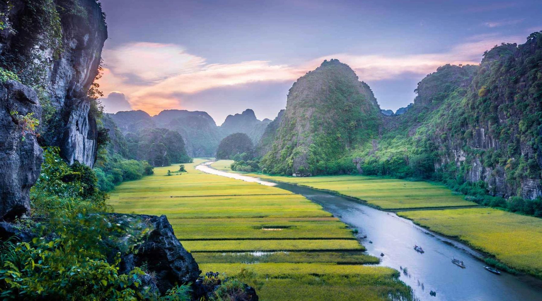 Du khách đạp xe khám phá làng quê Tam Cốc
