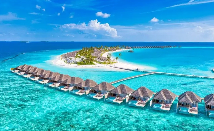 Du khách lặn biển ngắm san hô và cá đầy màu sắc tại Maldives