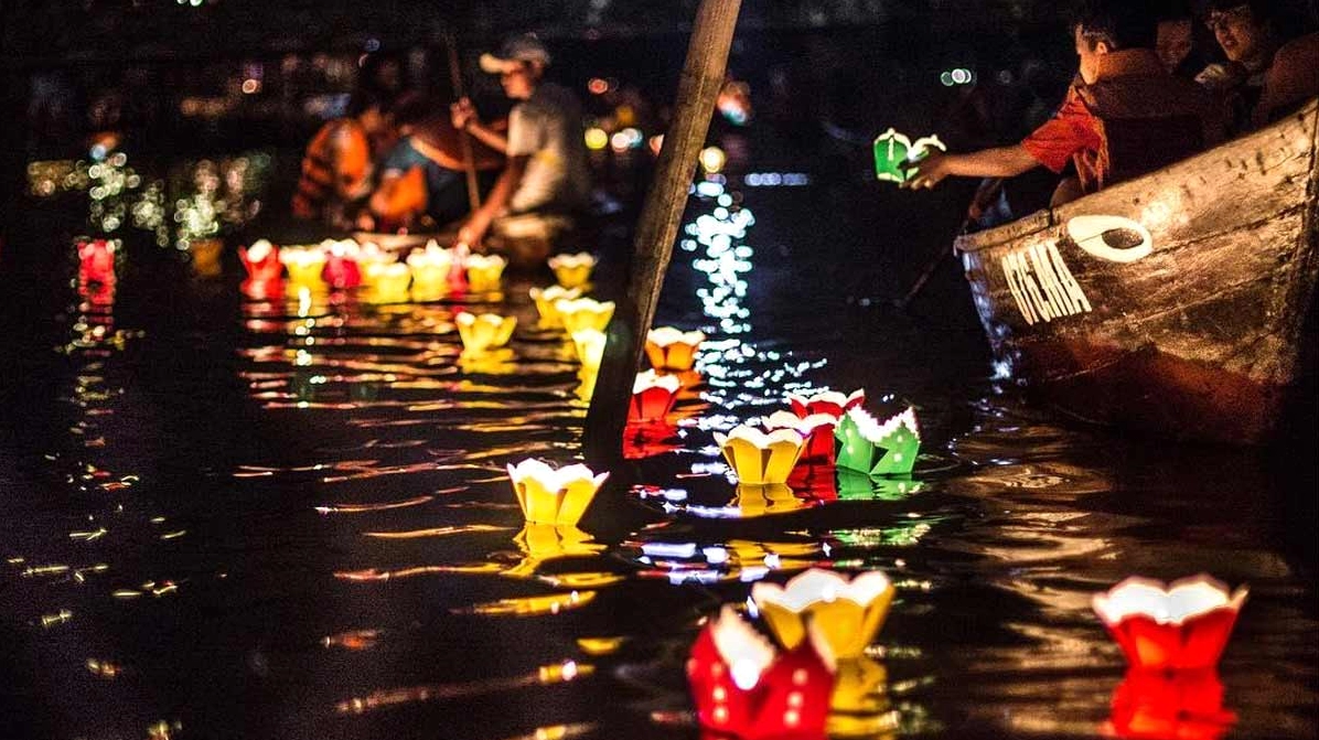Du khách tham gia Lễ hội Vu Lan