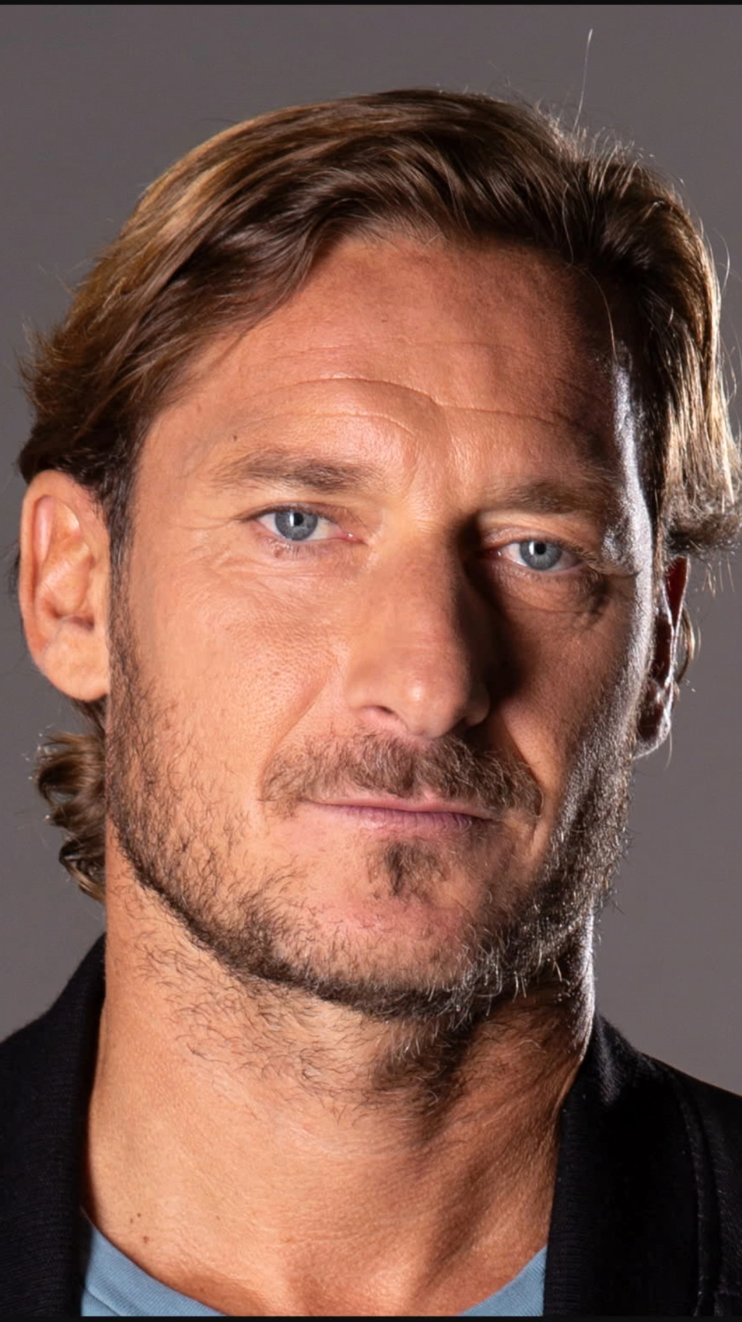Francesco Totti: Biểu Tượng Bất Diệt Của AS Roma Francesco Totti trong màu áo AS Roma
