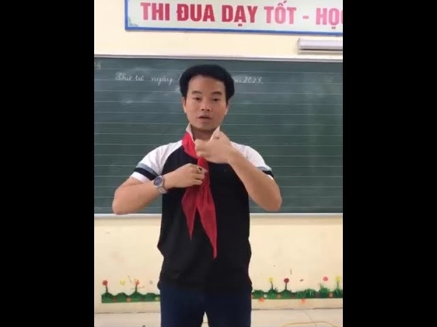 Hình ảnh minh họa cách quàng khăn đỏ cơ bản