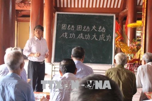 Hình ảnh minh họa người đọc tài liệu cổ chữ Nôm