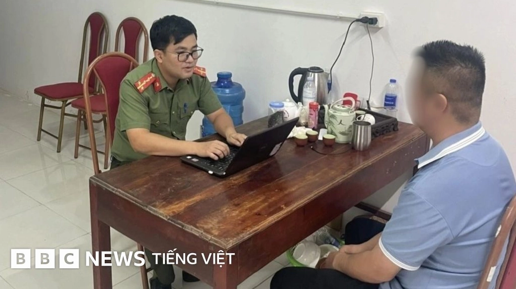 Hình ảnh người đang bước đi trên đường