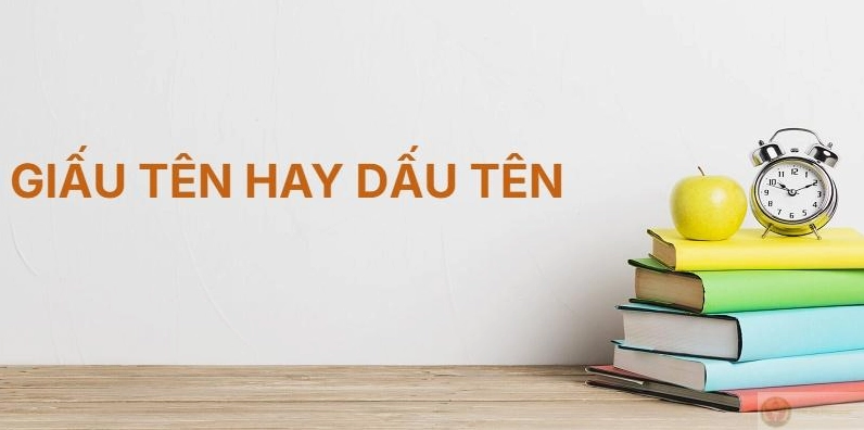 Hình ảnh người đang cất giấu một lá thư hoặc vật bí mật