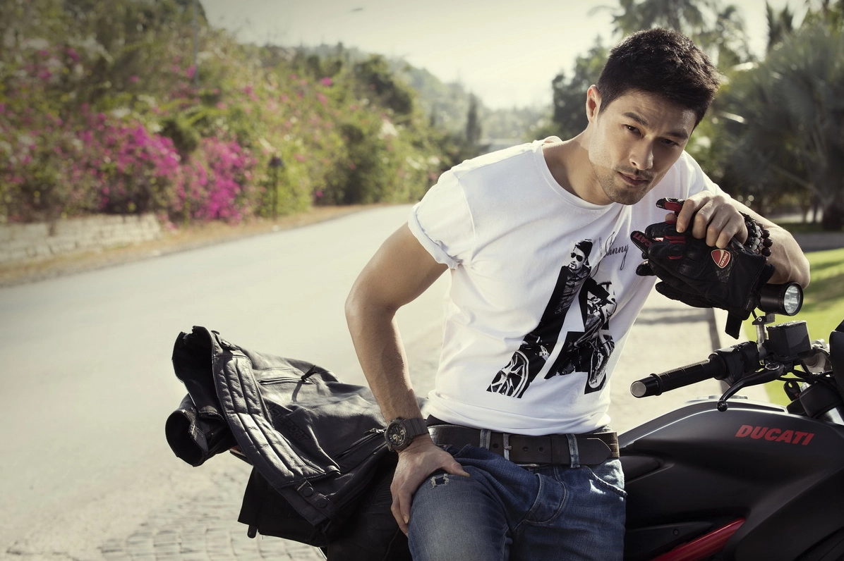 Johnny Trí Nguyễn tạo dáng