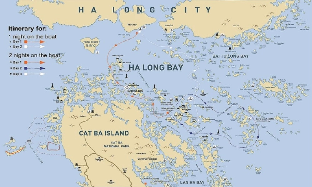 Khách du lịch chèo thuyền kayak khám phá các hang động trên Vịnh Hạ Long