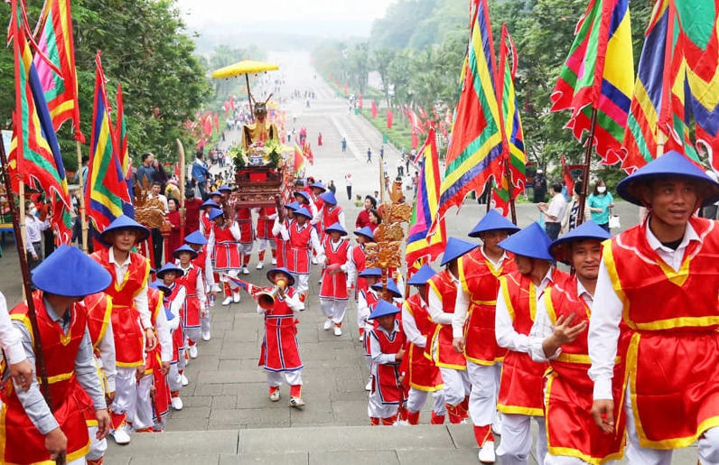 Không khí nhộn nhịp tại một lễ hội truyền thống Việt Nam