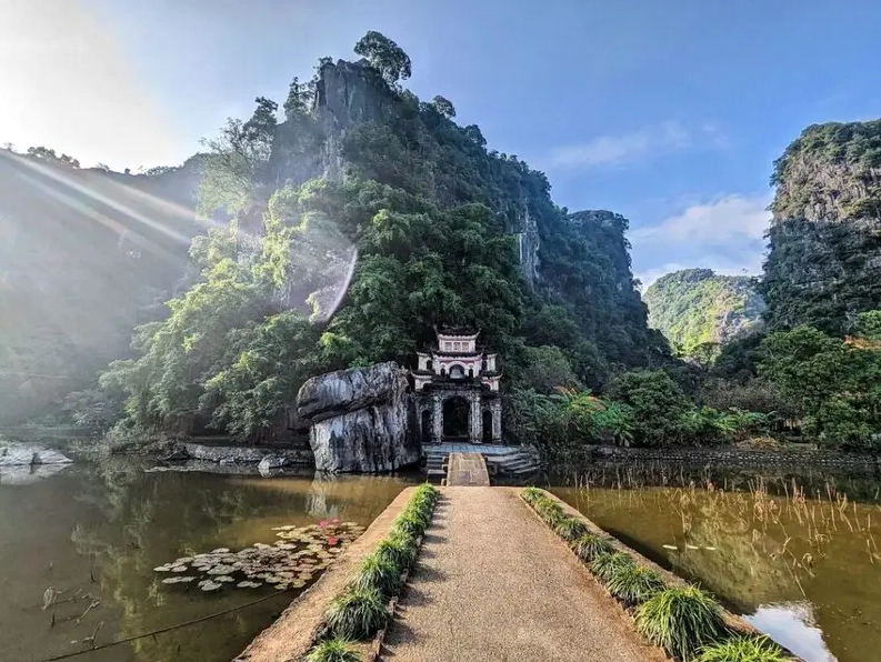 Khung cảnh non nước hữu tình tại Tam Cốc Ninh Bình