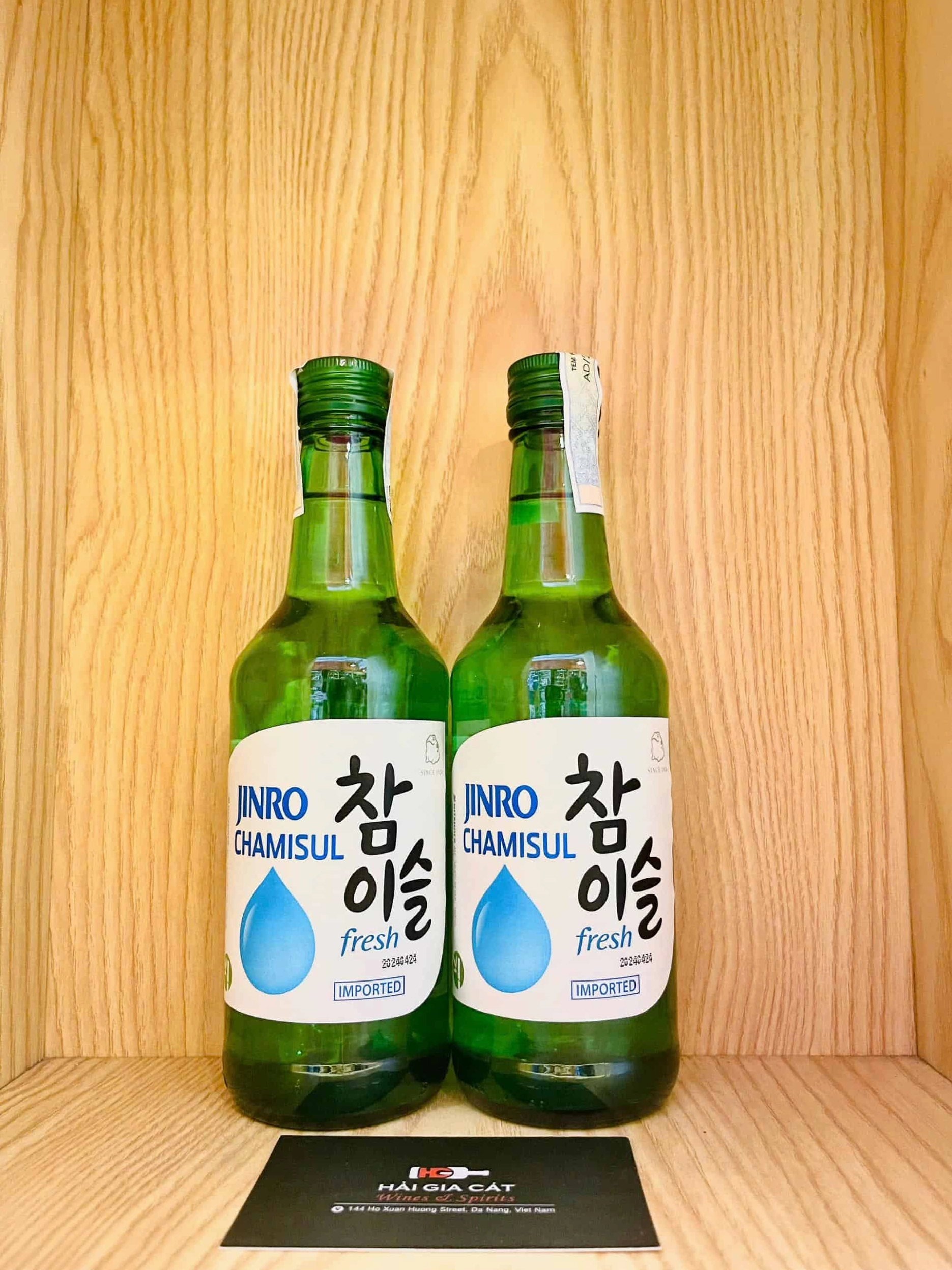 Ly soju Jinro Chamisul Fresh bên cạnh các món ăn Hàn Quốc