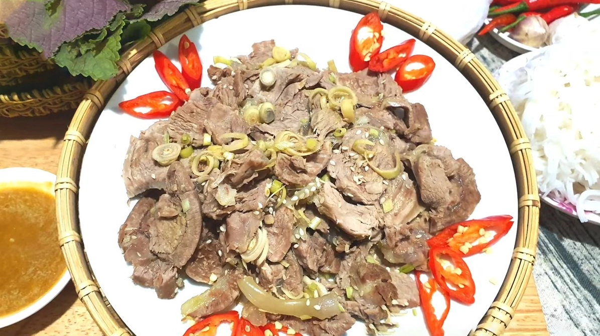 Miếng thịt bò hấp mềm ngọt