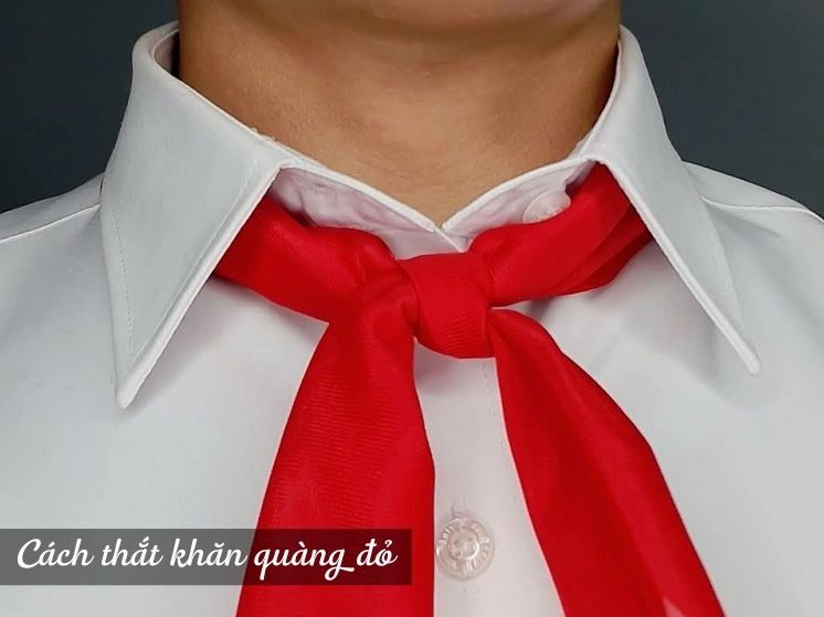 Minh họa cách thắt khăn đỏ kiểu nút