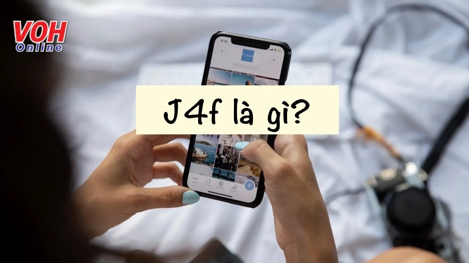 Minh họa người đang vui vẻ sử dụng điện thoại
