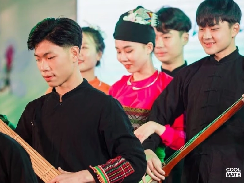 Mô tả ảnh: Nam giới dân tộc Thái trong trang phục truyền thống