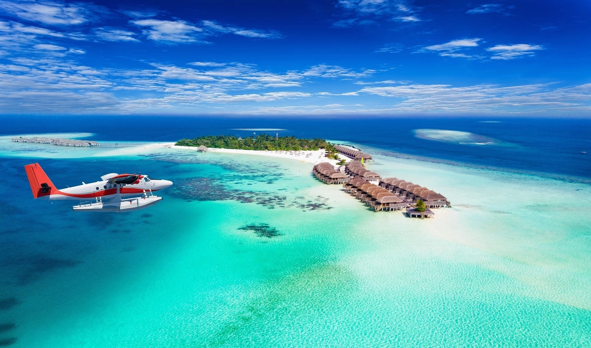 Một bữa ăn tối lãng mạn trên bãi biển Maldives dưới ánh nến