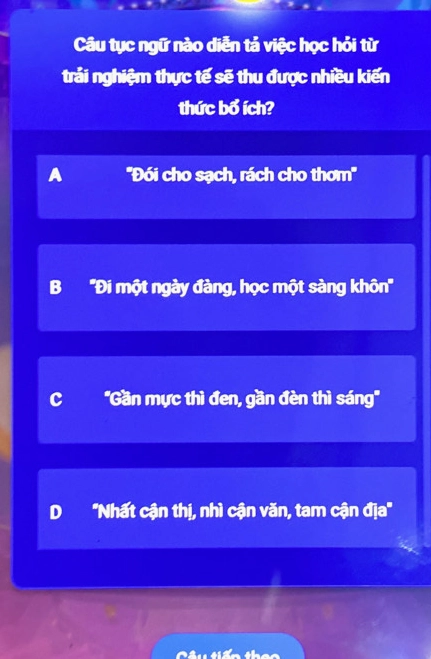 Câu tục ngữ nào diễn tả học hỏi từ thực tế? Một người đang quan sát và ghi chép trong một môi trường thực tế