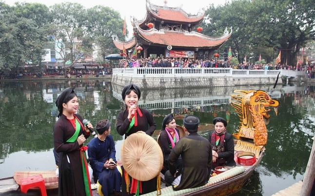 Hội Lim là lễ hội diễn ra ở đâu? Khám phá nét đẹp văn hóa 2026 Nghệ sĩ hát Quan họ trên sân khấu lễ hội Lim