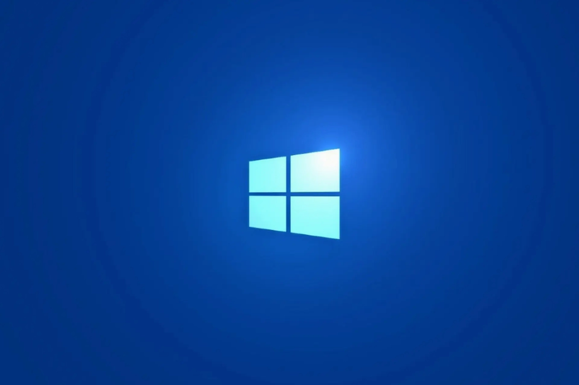 Người đàn ông đang làm việc trên máy tính chạy Windows