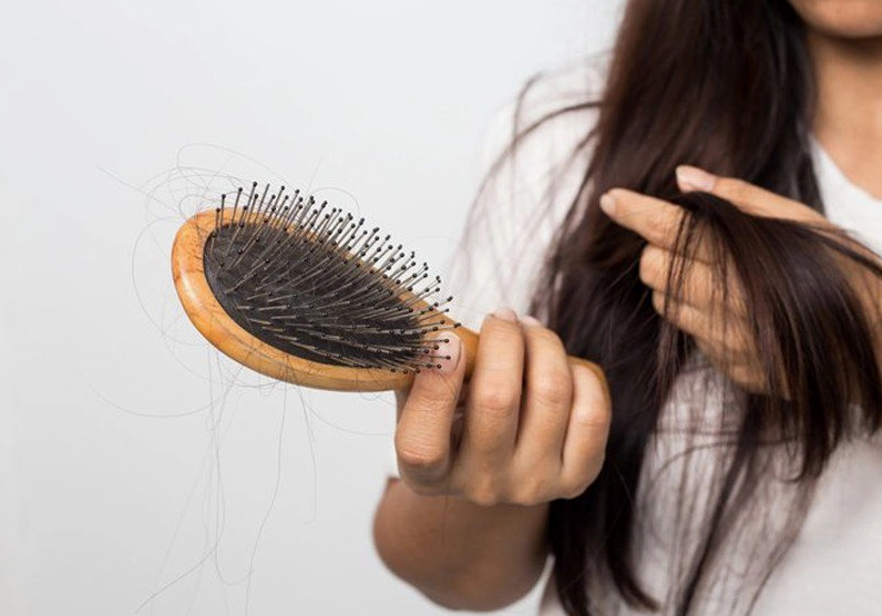 Người đang bị stress và rụng tóc
