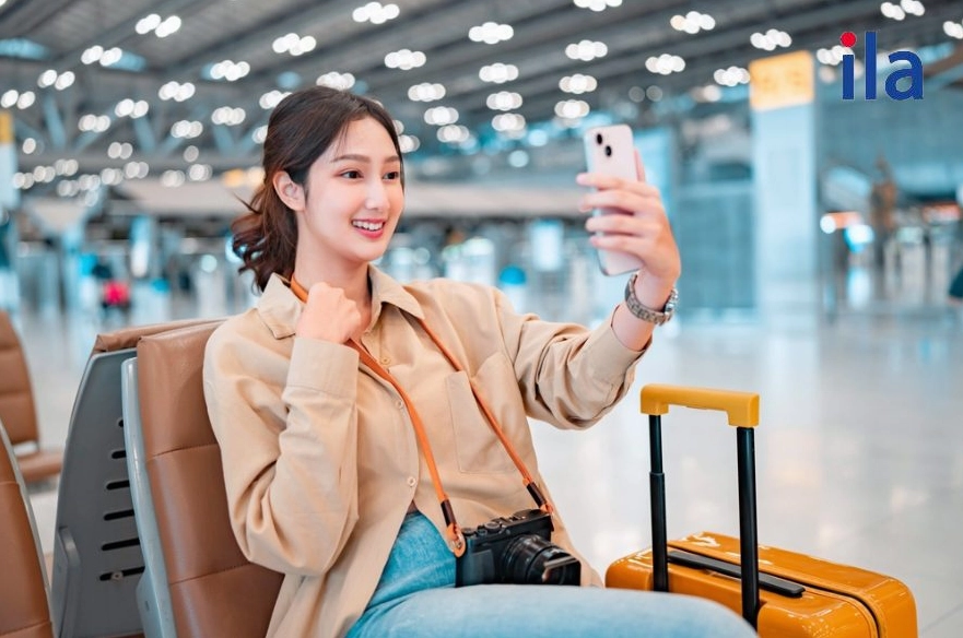 Người đang chụp ảnh chân dung với hậu cảnh mờ