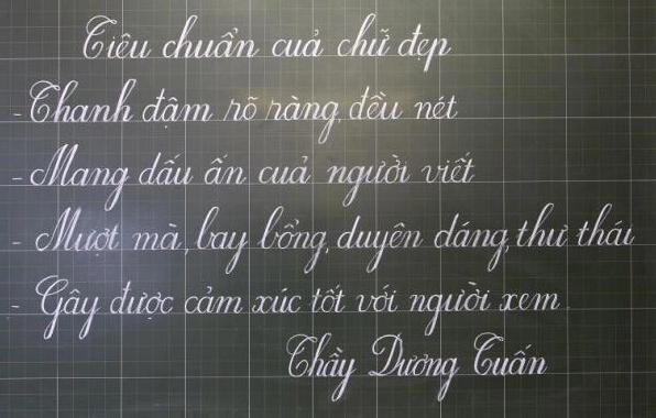 Người đang luyện viết chữ đẹp