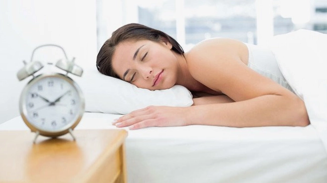 Tháng Nào Con Người Ngủ Ít Nhất Trong Năm? Hé Lộ Sự Thật Bất Ngờ Người đang ngủ ít trong mùa hè